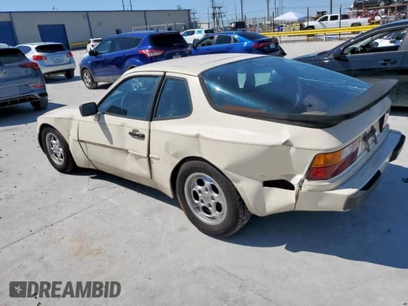 ✅ 1986 Porsche 944 • VIN: WP0AA0946GN454841 • Lot: 71168965. Wystawiony na Copart z przebiegiem 127 917 mil. Bezpłatny archiwum sprzedaży aukcyjnych z USA i szczegółowy raport historii pojazdu na DreamBid. Zdjęcie 2.