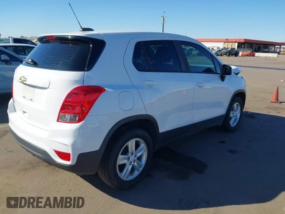 ✅ 2020 Chevrolet Trax LS • VIN: 3GNCJKSBXLL183393 • Lot: 43628511. Wystawiony na IAAI z przebiegiem 133 535 mil. Bezpłatny archiwum sprzedaży aukcyjnych z USA i szczegółowy raport historii pojazdu na DreamBid. Zdjęcie 4.