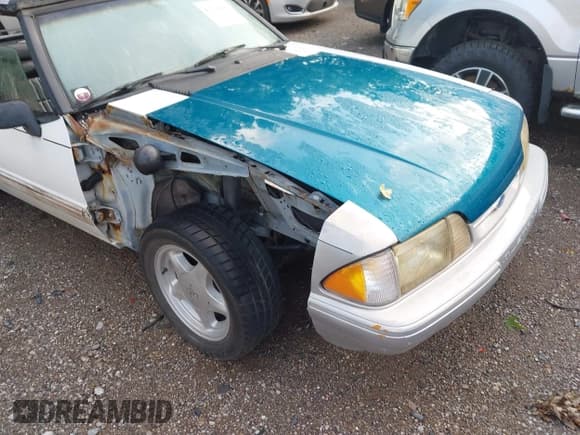 ✅ 1992 Ford Mustang • VIN: 1FACP44M0NF108478 • Lot: 42730490. Wystawiony na IAAI z przebiegiem 75 662 mil. Bezpłatny archiwum sprzedaży aukcyjnych z USA i szczegółowy raport historii pojazdu na DreamBid. Zdjęcie 6.