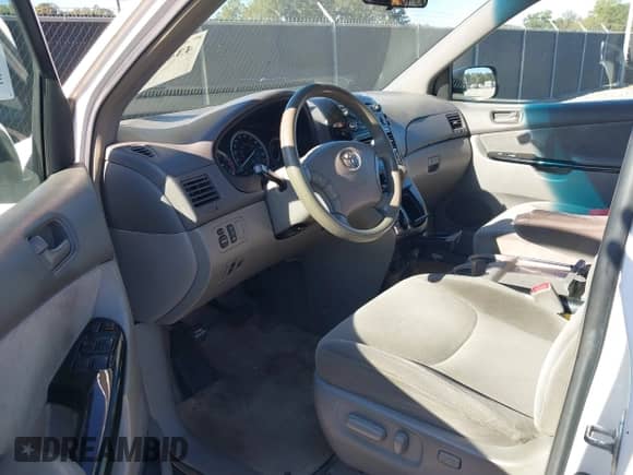 2005 Toyota Sienna LE z VIN 5TDZA23C55S272926, wystawiony jako IAAI lot #43448133 z przebiegiem Nie podano mil oraz . Historia ofert i sprzedaży dostępna na DreamBid. Obrazek 5.