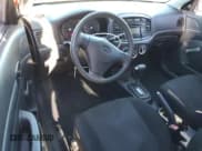 ✅ 2008 Hyundai Accent GS • VIN: KMHCM36C98U105169 • Лот: 83880484. Опубликован ранее на Copart с пробегом 148 495 миль. Бесплатный доступ к архиву аукционных продаж из США и подробный отчёт об истории автомобиля на DreamBid. Изображение 8.