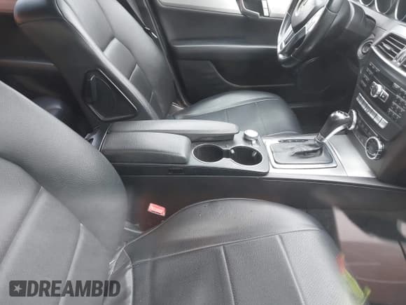 ✅ 2013 Mercedes-Benz C 250 Sport • VIN: WDDGF4HBXDR263873 • Lot: 41266862. Wystawiony na IAAI z przebiegiem 112 861 mil. Bezpłatny archiwum sprzedaży aukcyjnych z USA i szczegółowy raport historii pojazdu na DreamBid. Zdjęcie 5.