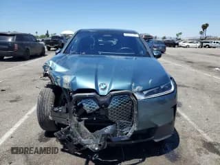 ✅ 2022 BMW iX xDrive50 • VIN: WB523CF07NCK56145 • Lot: 60202103. Wystawiony na Copart z przebiegiem 10 822 mil. Bezpłatny archiwum sprzedaży aukcyjnych z USA i szczegółowy raport historii pojazdu na DreamBid. Zdjęcie 5.