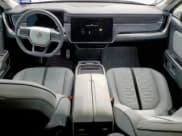 ✅ 2023 Rivian R1S Adventure • VIN: 7PDSGABA4PN026056 • Lot: 56892495. Wystawiony na Copart z przebiegiem Nie podano. Bezpłatny archiwum sprzedaży aukcyjnych z USA i szczegółowy raport historii pojazdu na DreamBid. Zdjęcie 8.