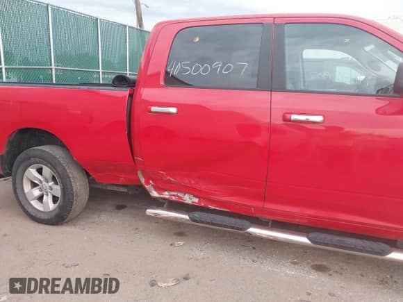 2017 Ram 1500 Big Horn z VIN 1C6RR7TT5HS696566, wystawiony jako IAAI lot #40500907 z przebiegiem 142 928 mil mil oraz . Historia ofert i sprzedaży dostępna na DreamBid. Obrazek 6.