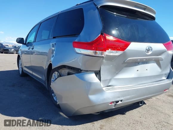 ✅ 2011 Toyota Sienna XLE • VIN: 5TDDK3DC5BS009990 • Lot: 43359014. Listed on IAAI with 207,882 mi. Free auction sales archive from the USA and detailed vehicle history report at DreamBid. Image 6.