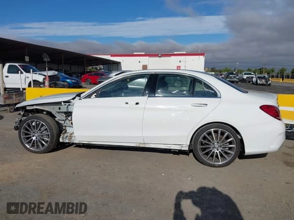 ✅ 2016 Mercedes-Benz C 300 • VIN: 55SWF4JB3GU142126 • Lot: 42979205. Wystawiony na IAAI z przebiegiem 100 647 mil. Bezpłatny archiwum sprzedaży aukcyjnych z USA i szczegółowy raport historii pojazdu na DreamBid. Zdjęcie 15.