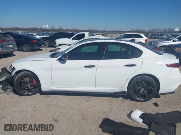 ✅ 2018 Alfa Romeo Giulia Ti Sport • VIN: ZARFAEEN9J7572787 • Лот: 41646814. Опубликован ранее на IAAI с пробегом 56 094 миль. Бесплатный доступ к архиву аукционных продаж из США и подробный отчёт об истории автомобиля на DreamBid. Изображение 14.