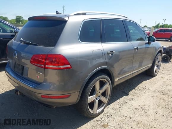 ✅ 2011 Volkswagen Touareg Sport • VIN: WVGFF9BP7BD004979 • Lot: 41988313. Listed on IAAI with Not provided. Free auction sales archive from the USA and detailed vehicle history report at DreamBid. Image 4.