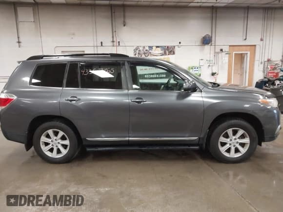 ✅ 2013 Toyota Highlander Plus • VIN: 5TDBK3EH6DS256360 • Лот: 43367765. Опубликован ранее на IAAI с пробегом 121 955 миль. Бесплатный доступ к архиву аукционных продаж из США и подробный отчёт об истории автомобиля на DreamBid. Изображение 13.