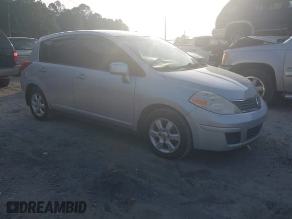 ✅ 2008 Nissan Versa SL • VIN: 3N1BC13E68L360520 • Lot: 43746763. Wystawiony na IAAI z przebiegiem 132 027 mil. Bezpłatny archiwum sprzedaży aukcyjnych z USA i szczegółowy raport historii pojazdu na DreamBid. Zdjęcie 1.