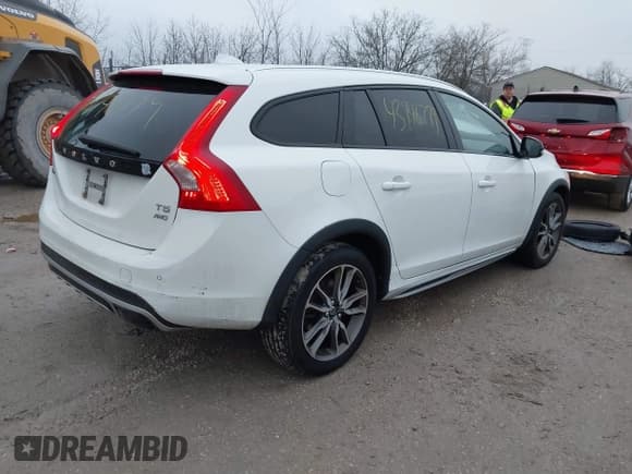 ✅ 2015 Volvo V60 T5 • VIN: YV4612HK3F1001541 • Lot: 43748779. Wystawiony na IAAI z przebiegiem 141 550 mil. Bezpłatny archiwum sprzedaży aukcyjnych z USA i szczegółowy raport historii pojazdu na DreamBid. Zdjęcie 4.