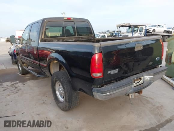 ✅ 2002 Ford F-250 XL • VIN: 1FTNW20F52EA99358 • Lot: 41701123. Wystawiony na IAAI z przebiegiem 320 225 mil. Bezpłatny archiwum sprzedaży aukcyjnych z USA i szczegółowy raport historii pojazdu na DreamBid. Zdjęcie 3.