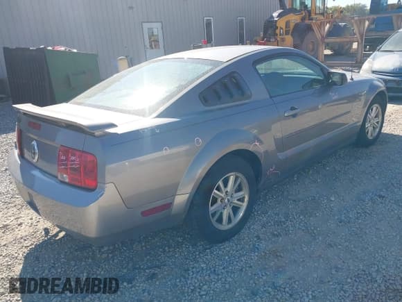 ✅ 2006 Ford Mustang Standard • VIN: 1ZVFT80NX65130436 • Lot: 43128881. Wystawiony na IAAI z przebiegiem 182 526 mil. Bezpłatny archiwum sprzedaży aukcyjnych z USA i szczegółowy raport historii pojazdu na DreamBid. Zdjęcie 4.
