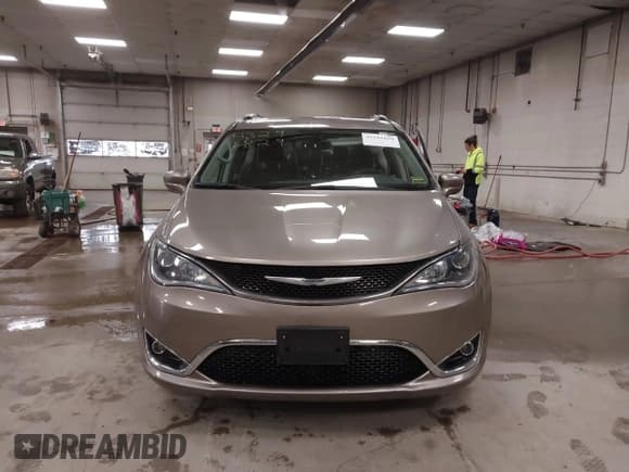 ✅ 2018 Chrysler Pacifica Touring L • VIN: 2C4RC1BG0JR321011 • Lot: 43291829. Wystawiony na IAAI z przebiegiem 79 540 mil. Bezpłatny archiwum sprzedaży aukcyjnych z USA i szczegółowy raport historii pojazdu na DreamBid. Zdjęcie 11.