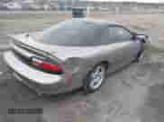 1999 Chevrolet Camaro z VIN 2G1FP22K2X2116432, wystawiony jako IAAI lot #41931771 z przebiegiem 124 879 mil mil oraz . Historia ofert i sprzedaży dostępna na DreamBid. Obrazek 4.