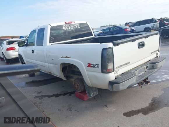 2005 Chevrolet Silverado 1500 Z71 z VIN 1GCEK19Z45Z332906, wystawiony jako IAAI lot #43412102 z przebiegiem 239 606 mil mil oraz . Historia ofert i sprzedaży dostępna na DreamBid. Obrazek 3.