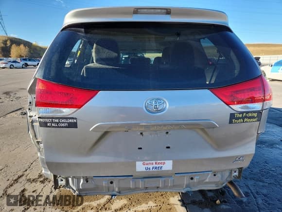 ✅ 2014 Toyota Sienna LE • VIN: 5TDJK3DCXES089245 • Lot: 86822595. Listed on Copart with 130,649 mi. Free auction sales archive from the USA and detailed vehicle history report at DreamBid. Image 6.