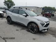 ✅ 2025 Kia Sportage SX-Prestige • VIN: 5XYK5CDF9SG245547 • Лот: 82053125. Опубликован ранее на Copart с пробегом 13 119 миль. Бесплатный доступ к архиву аукционных продаж из США и подробный отчёт об истории автомобиля на DreamBid. Изображение 4.