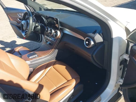 ✅ 2020 Mercedes-Benz GLC 300 • VIN: W1N0G8EB8LF825377 • Lot: 43510969. Wystawiony na IAAI z przebiegiem 64 894 mil. Bezpłatny archiwum sprzedaży aukcyjnych z USA i szczegółowy raport historii pojazdu na DreamBid. Zdjęcie 5.