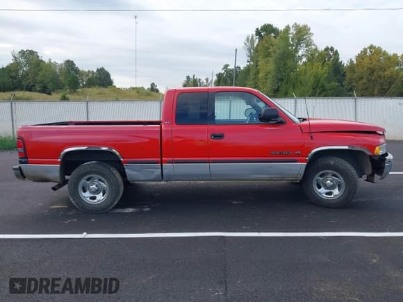 ✅ 1998 Dodge 1500 • VIN: 1B7HC13Y6WJ134063 • Lot: 43302286. Wystawiony na IAAI z przebiegiem 188 374 mil. Bezpłatny archiwum sprzedaży aukcyjnych z USA i szczegółowy raport historii pojazdu na DreamBid. Zdjęcie 14.