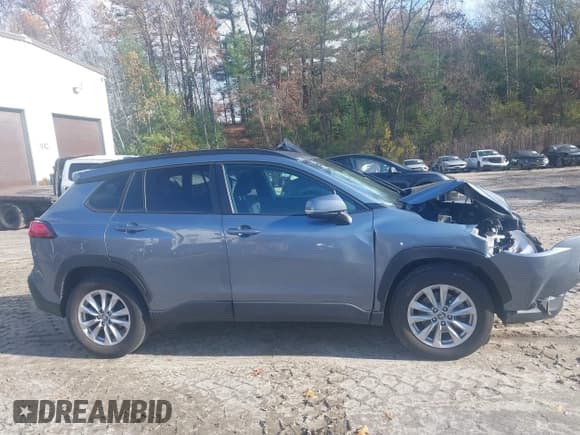 ✅ 2022 Toyota Corolla Cross LE • VIN: 7MUCAABG8NV019576 • Lot: 43562365. Listed on IAAI with 24,787 mi. Free auction sales archive from the USA and detailed vehicle history report at DreamBid. Image 13.