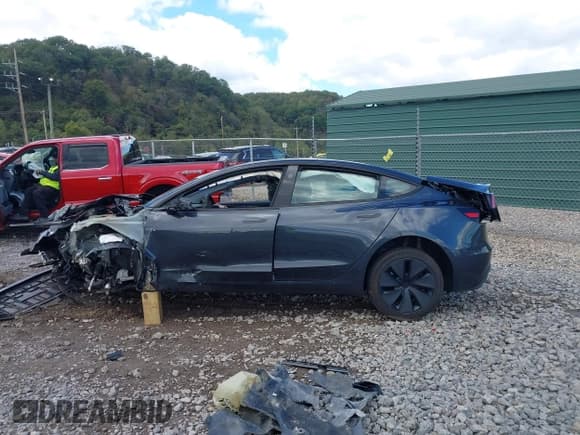✅ 2025 Tesla Model 3 Long Range • VIN: 5YJ3E1EB8SF925709 • Lot: 43407352. Wystawiony na IAAI z przebiegiem 5 434 mil. Bezpłatny archiwum sprzedaży aukcyjnych z USA i szczegółowy raport historii pojazdu na DreamBid. Zdjęcie 15.