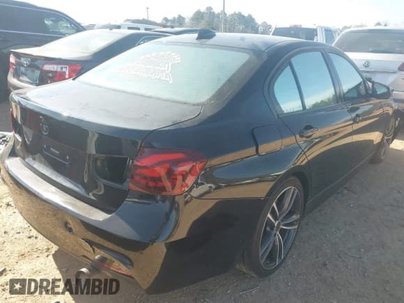 ✅ 2015 BMW 3 Series 335i • VIN: WBA3A9G52FNT09557 • Lot: 41488026. Wystawiony na IAAI z przebiegiem 88 875 mil. Bezpłatny archiwum sprzedaży aukcyjnych z USA i szczegółowy raport historii pojazdu na DreamBid. Zdjęcie 4.