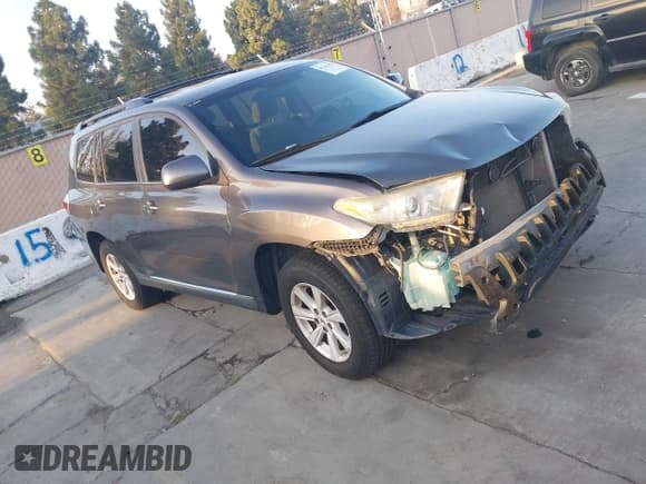 ✅ 2012 Toyota Highlander SE • VIN: 5TDBK3EH1CS172865 • Lot: 43763952. Wystawiony na IAAI z przebiegiem 139 722 mil. Bezpłatny archiwum sprzedaży aukcyjnych z USA i szczegółowy raport historii pojazdu na DreamBid. Zdjęcie 1.