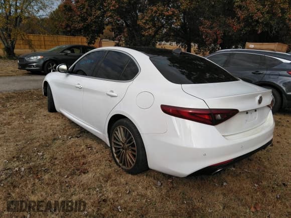 ✅ 2017 Alfa Romeo Giulia Ti • VIN: ZARFAECN9H7537082 • Lot: 43719009. Wystawiony na IAAI z przebiegiem 124 872 mil. Bezpłatny archiwum sprzedaży aukcyjnych z USA i szczegółowy raport historii pojazdu na DreamBid. Zdjęcie 3.