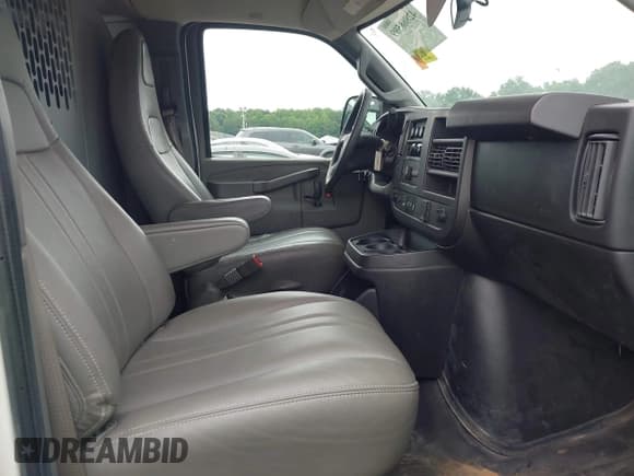 ✅ 2018 Chevrolet Express Cargo • VIN: 1GCWGAFP1J1343797 • Lot: 42868599. Listed on IAAI with 317,176 mi. Free auction sales archive from the USA and detailed vehicle history report at DreamBid. Image 5.
