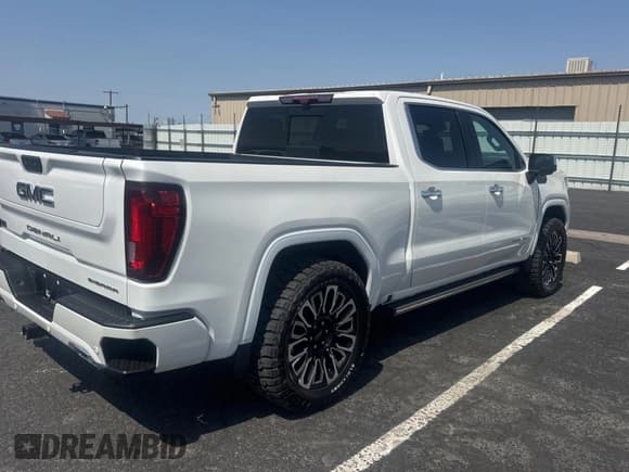 ✅ 2022 GMC Sierra 1500 Denali Ultimate • VIN: 1GTUUHET2NZ514460 • Лот: 65281035. Опубликован ранее на Copart с пробегом 28 550 миль. Бесплатный доступ к архиву аукционных продаж из США и подробный отчёт об истории автомобиля на DreamBid. Изображение 4.