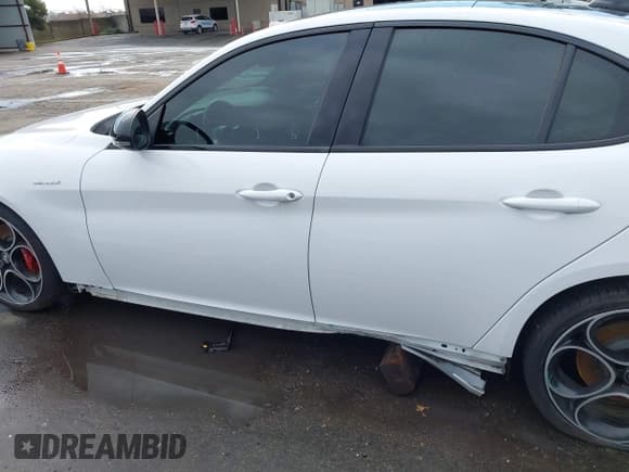 ✅ 2022 Alfa Romeo Giulia Veloce • VIN: ZARFAMBN9N7666124 • Lot: 41583505. Wystawiony na IAAI z przebiegiem 38 957 mil. Bezpłatny archiwum sprzedaży aukcyjnych z USA i szczegółowy raport historii pojazdu na DreamBid. Zdjęcie 14.