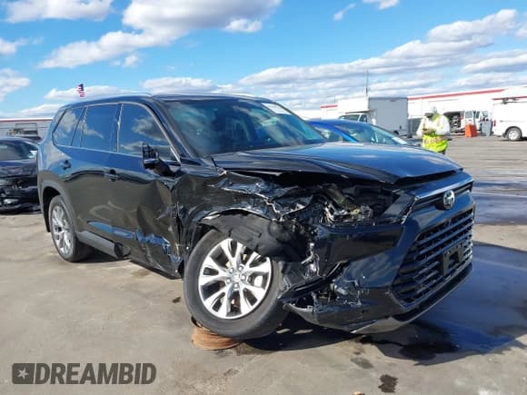 ✅ 2024 Toyota Highlander XLE • VIN: 5TDAAAB50RS012465 • Lot: 43660174. Listed on IAAI with 15,848 mi. Free auction sales archive from the USA and detailed vehicle history report at DreamBid. Image 1.