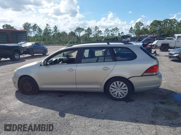 ✅ 2010 Volkswagen Jetta S • VIN: 3VWKX7AJ6AM668675 • Lot: 43542919. Wystawiony na IAAI z przebiegiem 143 059 mil. Bezpłatny archiwum sprzedaży aukcyjnych z USA i szczegółowy raport historii pojazdu na DreamBid. Zdjęcie 14.