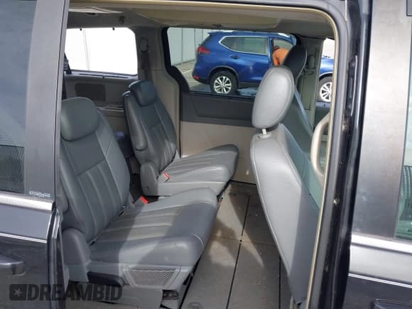 ✅ 2008 Chrysler Town & Country Touring • VIN: 2A8HR54P28R607704 • Lot: 43689570. Listed on IAAI with 235,370 mi. Free auction sales archive from the USA and detailed vehicle history report at DreamBid. Image 8.