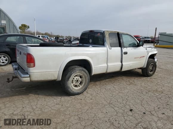✅ 1997 Dodge Dakota • VIN: 1B7GG23Y8VS161313 • Lot: 77646454. Wystawiony na Copart z przebiegiem 286 443 mil. Bezpłatny archiwum sprzedaży aukcyjnych z USA i szczegółowy raport historii pojazdu na DreamBid. Zdjęcie 3.