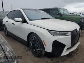 ✅ 2022 BMW iX xDrive50 • VIN: WB523CF0XNCK59055 • Lot: 74855624. Wystawiony na Copart z przebiegiem Nie podano. Bezpłatny archiwum sprzedaży aukcyjnych z USA i szczegółowy raport historii pojazdu na DreamBid. Zdjęcie 4.