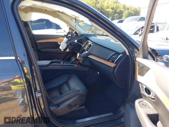✅ 2022 Volvo XC90 Momentum • VIN: YV4A221K0N1802153 • Lot: 43078070. Wystawiony na IAAI z przebiegiem 23 631 mil. Bezpłatny archiwum sprzedaży aukcyjnych z USA i szczegółowy raport historii pojazdu na DreamBid. Zdjęcie 5.