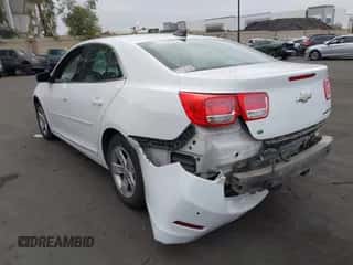 2015 Chevrolet Malibu LS z VIN 1G11B5SL9FF187708, wystawiony jako IAAI lot #43188770 z przebiegiem 132 343 mil mil oraz . Historia ofert i sprzedaży dostępna na DreamBid. Obrazek 3.