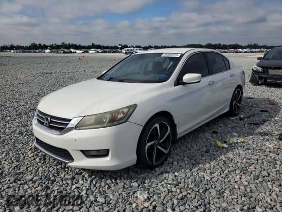 2014 Honda Accord Sport z VIN 1HGCR2F50EA207105, wystawiony jako Copart lot #84563375 z przebiegiem 211 814 mil mil oraz Szkoda całkowita • Salvage title. Historia ofert i sprzedaży dostępna na DreamBid. Obrazek 1.