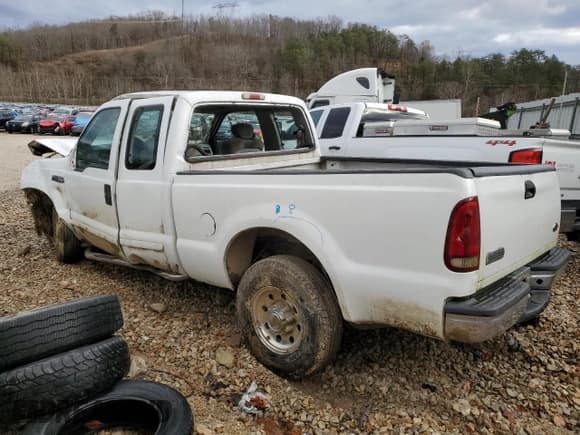 ✅ 2001 Ford F-250 XL • VIN: 1FTNX20L01EB77093 • Lot: 81610324. Wystawiony na Copart z przebiegiem 219 741 mil. Bezpłatny archiwum sprzedaży aukcyjnych z USA i szczegółowy raport historii pojazdu na DreamBid. Zdjęcie 2.