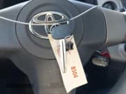 ✅ 2006 Toyota RAV4 Sport • VIN: JTMBK32V865006251 • Лот: 43674262. Опубликован ранее на IAAI с пробегом 159 709 миль. Бесплатный доступ к архиву аукционных продаж из США и подробный отчёт об истории автомобиля на DreamBid. Изображение 11.