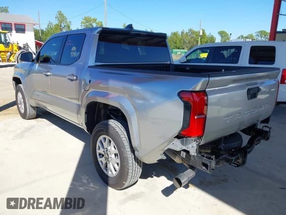 ✅ 2025 Toyota Tacoma SR5 • VIN: 3TMKB5FN0SM040291 • Lot: 43575675. Wystawiony na IAAI z przebiegiem 2 595 mil. Bezpłatny archiwum sprzedaży aukcyjnych z USA i szczegółowy raport historii pojazdu na DreamBid. Zdjęcie 3.