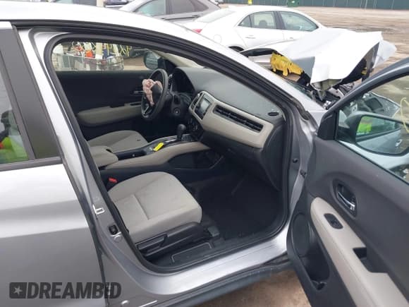 ✅ 2022 Honda HR-V LX • VIN: 3CZRU5H38NM724783 • Lot: 42844860. Wystawiony na IAAI z przebiegiem 33 255 mil. Bezpłatny archiwum sprzedaży aukcyjnych z USA i szczegółowy raport historii pojazdu na DreamBid. Zdjęcie 5.