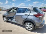 ✅ 2022 Nissan Kicks S • VIN: 3N1CP5BV8NL478145 • Lot: 61074325. Wystawiony na Copart z przebiegiem 52 697 mil. Bezpłatny archiwum sprzedaży aukcyjnych z USA i szczegółowy raport historii pojazdu na DreamBid. Zdjęcie 2.