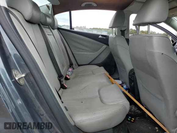 ✅ 2010 Volkswagen Passat Komfort • VIN: WVWJM9AN2AE140384 • Lot: 82783615. Wystawiony na Copart z przebiegiem 172 451 mil. Bezpłatny archiwum sprzedaży aukcyjnych z USA i szczegółowy raport historii pojazdu na DreamBid. Zdjęcie 10.