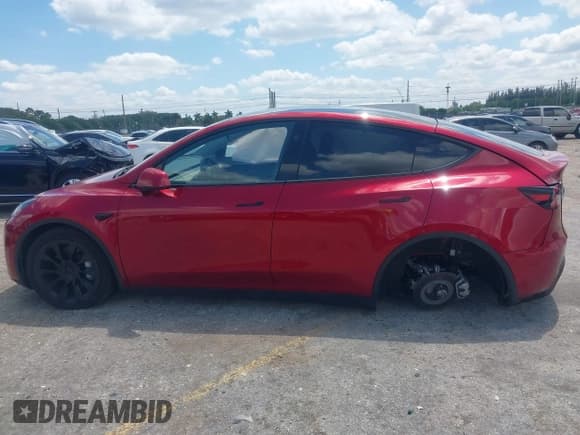 ✅ 2024 Tesla Model Y • VIN: 7SAYGDED7RF045410 • Лот: 42000700. Опубликован ранее на IAAI с пробегом 13 021 миль. Бесплатный доступ к архиву аукционных продаж из США и подробный отчёт об истории автомобиля на DreamBid. Изображение 15.