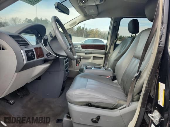 ✅ 2010 Chrysler Town & Country Touring • VIN: 2A4RR5D11AR104902 • Lot: 91252665. Listed on Copart with 181,368 mi. Free auction sales archive from the USA and detailed vehicle history report at DreamBid. Image 7.