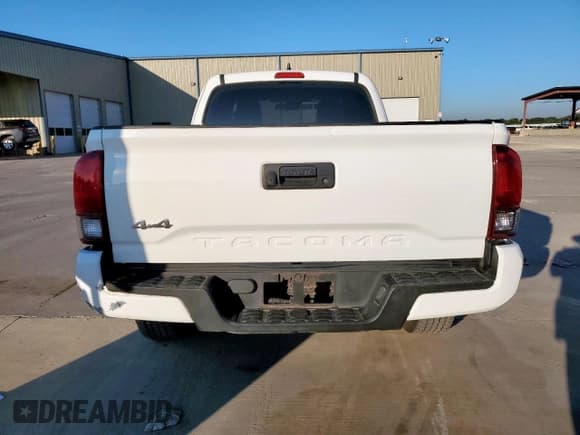 ✅ 2018 Toyota Tacoma SR • VIN: 5TFSX5EN9JX062897 • Lot: 70938605. Wystawiony na Copart z przebiegiem 73 189 mil. Bezpłatny archiwum sprzedaży aukcyjnych z USA i szczegółowy raport historii pojazdu na DreamBid. Zdjęcie 6.